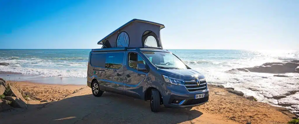 van aménagé hanroad avec toit relevable sur base renaut trafic garé en bord de plage