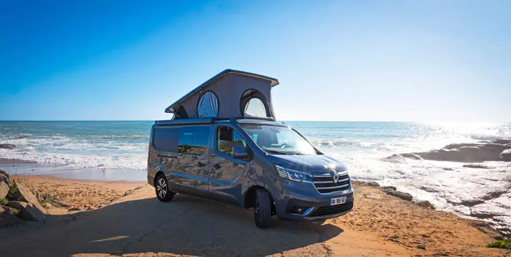 Van aménagé HANROAD sur la plage. 
Un véhicule présent au Salon La Nouvelle Aventure Vannes 2024. 