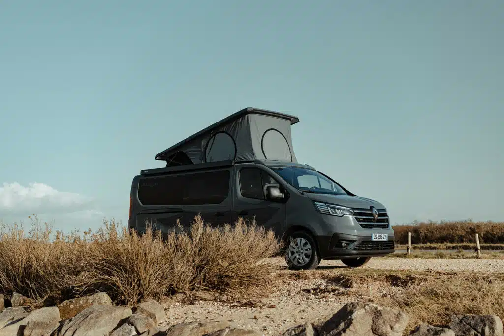 Van aménagé Hanroad de couleur gris urbain sur base renault trafic.