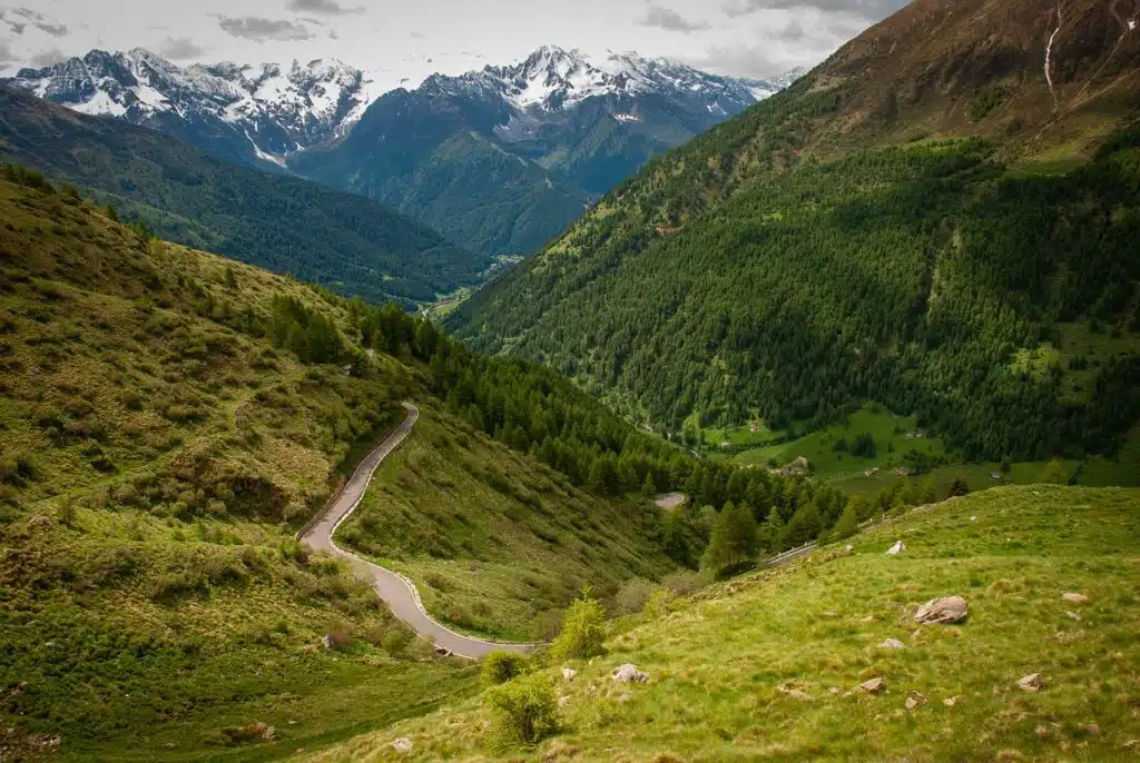 Photo d'un paysage montagneux en Auvergne-Rhône Alpes