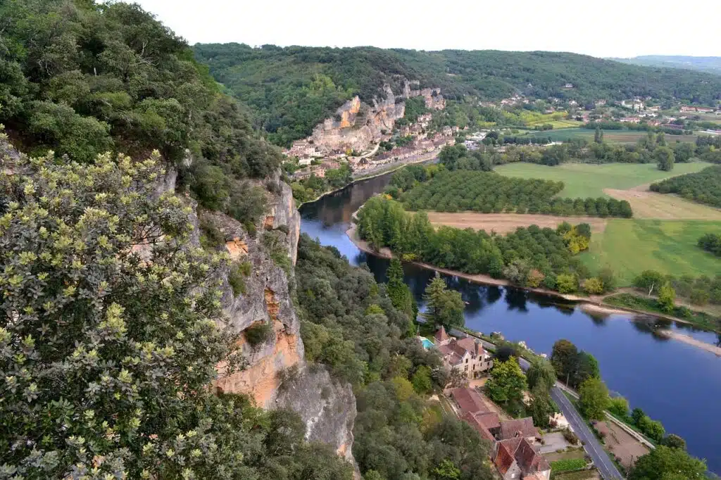 Vue aérienne d'une rivière en Dordogne.